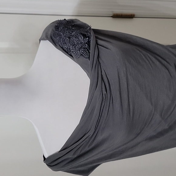 H&M Size M Gray 'To The Shoulder' Blouse with Floral Applique, NWOT - Picture 2 of 13